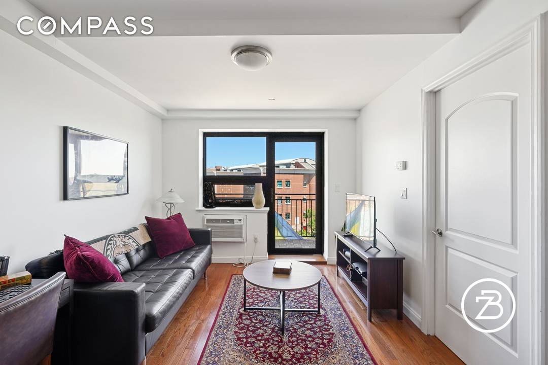 This well kept one bedroom apartment lies in the heart of Washington Heights with washer dryer in the unit and balcony !