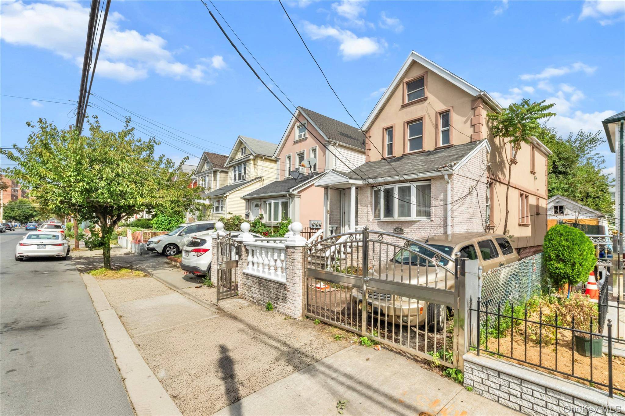 Charming Detached Single Family Home in Hollis Prime Location !