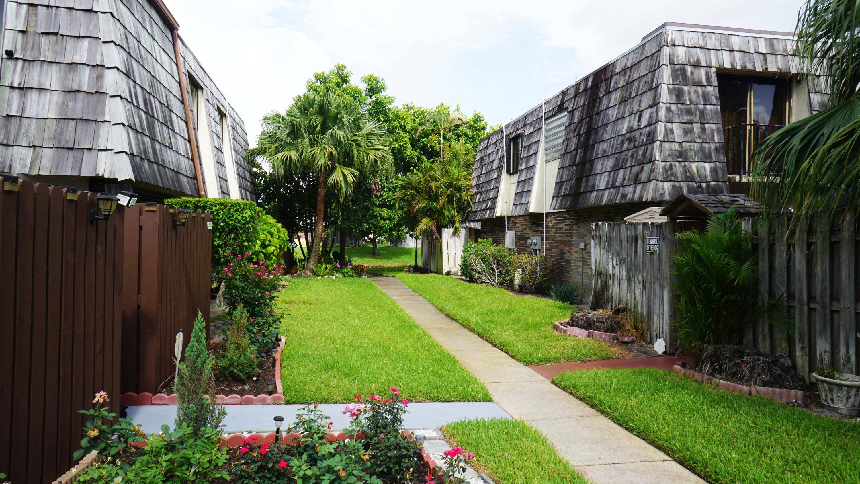 RARELY AVAILABLE WATERFRONT 3 BEDROOM, 2 FULL 1 HALF BATHROOM TOWNHOME IN THE DESIRABL FOREST LAKES TOWN HOME COMMUNITY !