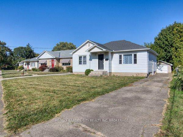Welcome to this charming bungalow on a spacious lot with 185.