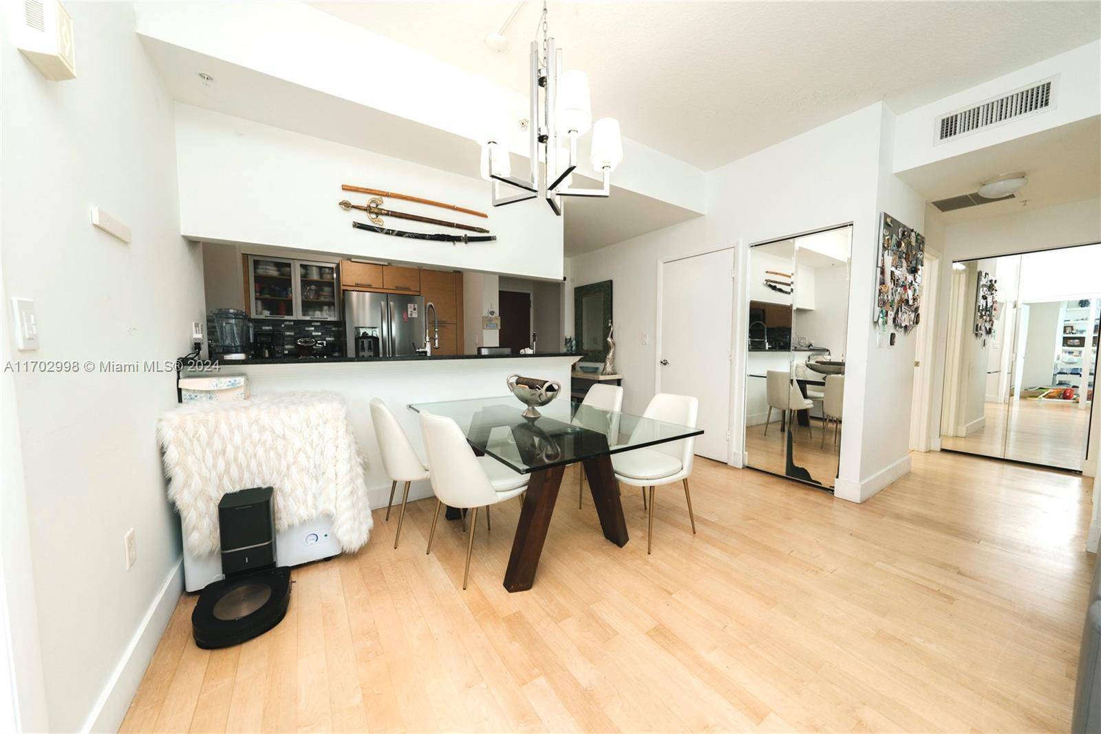 Come enjoy breathtaking sunsets as well as panoramic views of the city skyline and river, from this spacious 2 bedroom, 2 bath apartment.