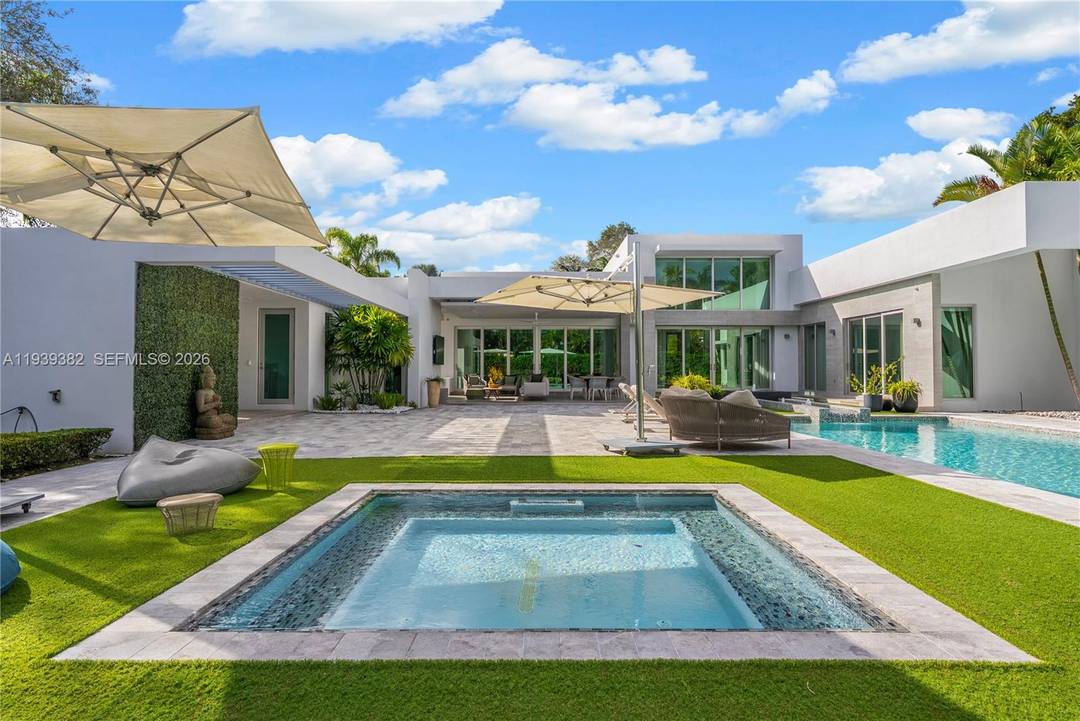 Exceptional North Pinecrest Estate Private, Refined, and Move In Ready Nestled on a quiet cul de sac in the highly sought after North Pinecrest neighborhood, this beautifully designed one story ...