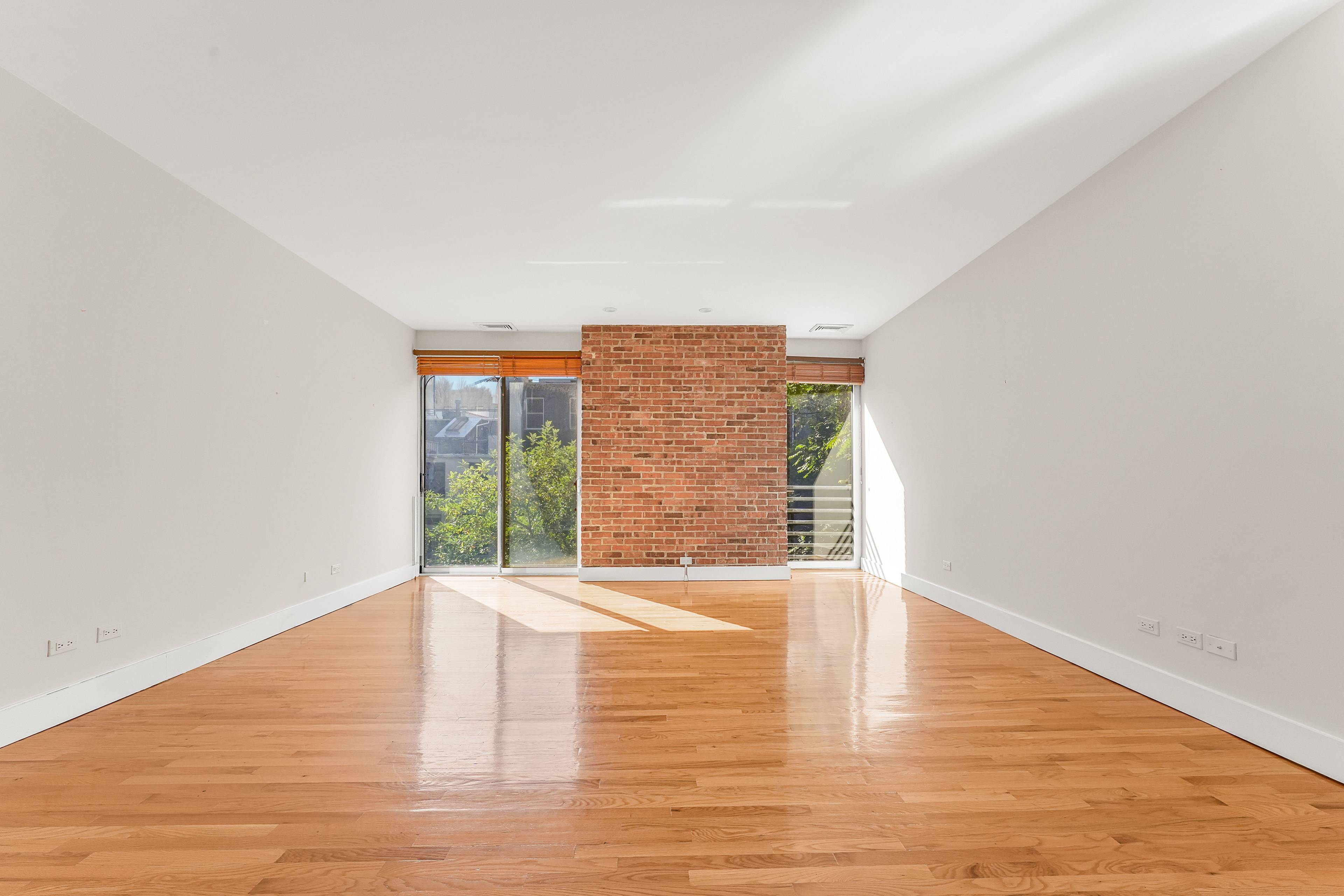 LUXURY LIVING IN A HISTORIC CENTRAL HARLEM BROWNSTONE Experience the perfect blend of historic charm and modern sophistication in this beautifully renovated floor through residence located on one of Central ...