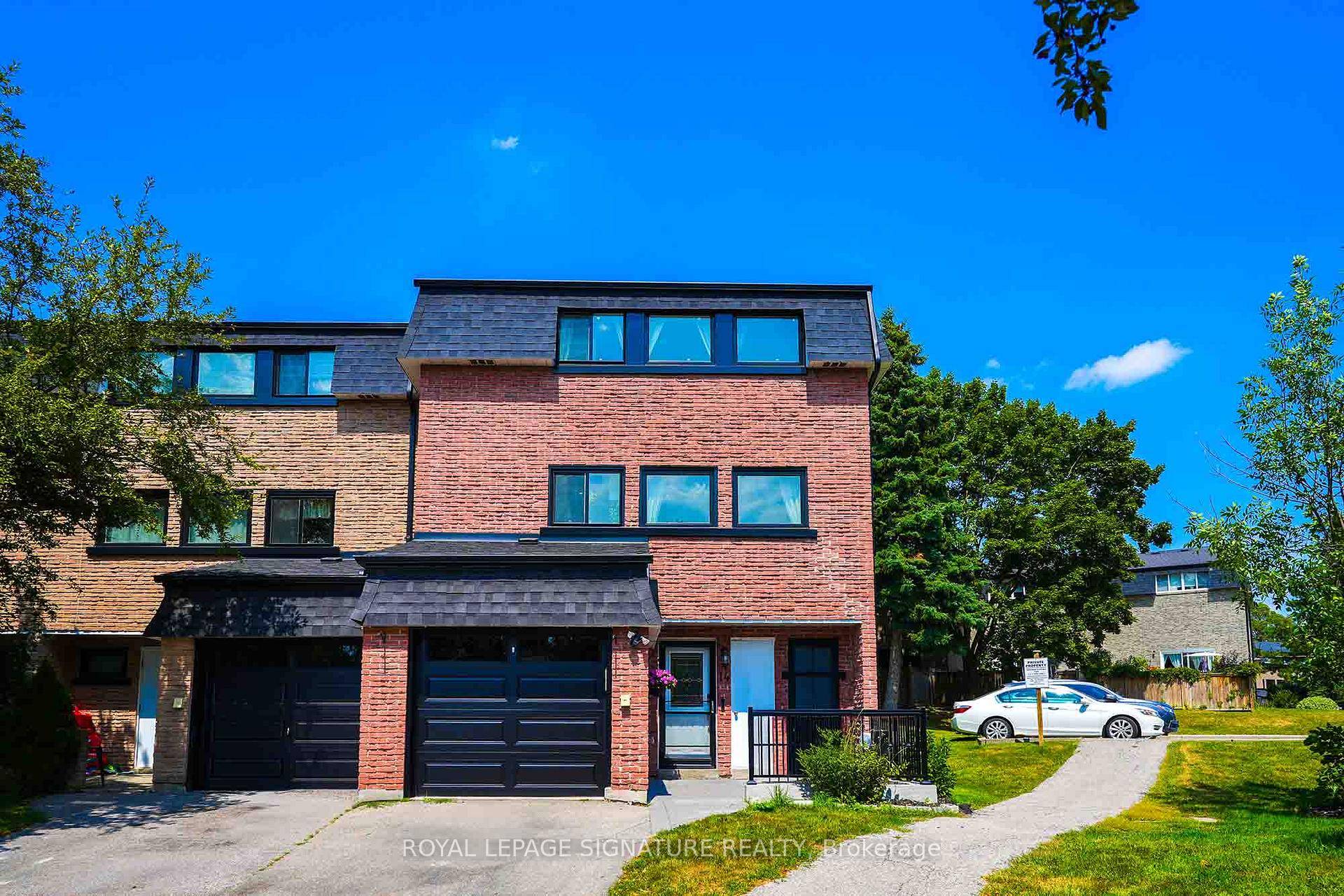 Welcome to This Bright amp ; Spacious 3 Storey Corner Townhome in the Heart of Aurora Highlands !