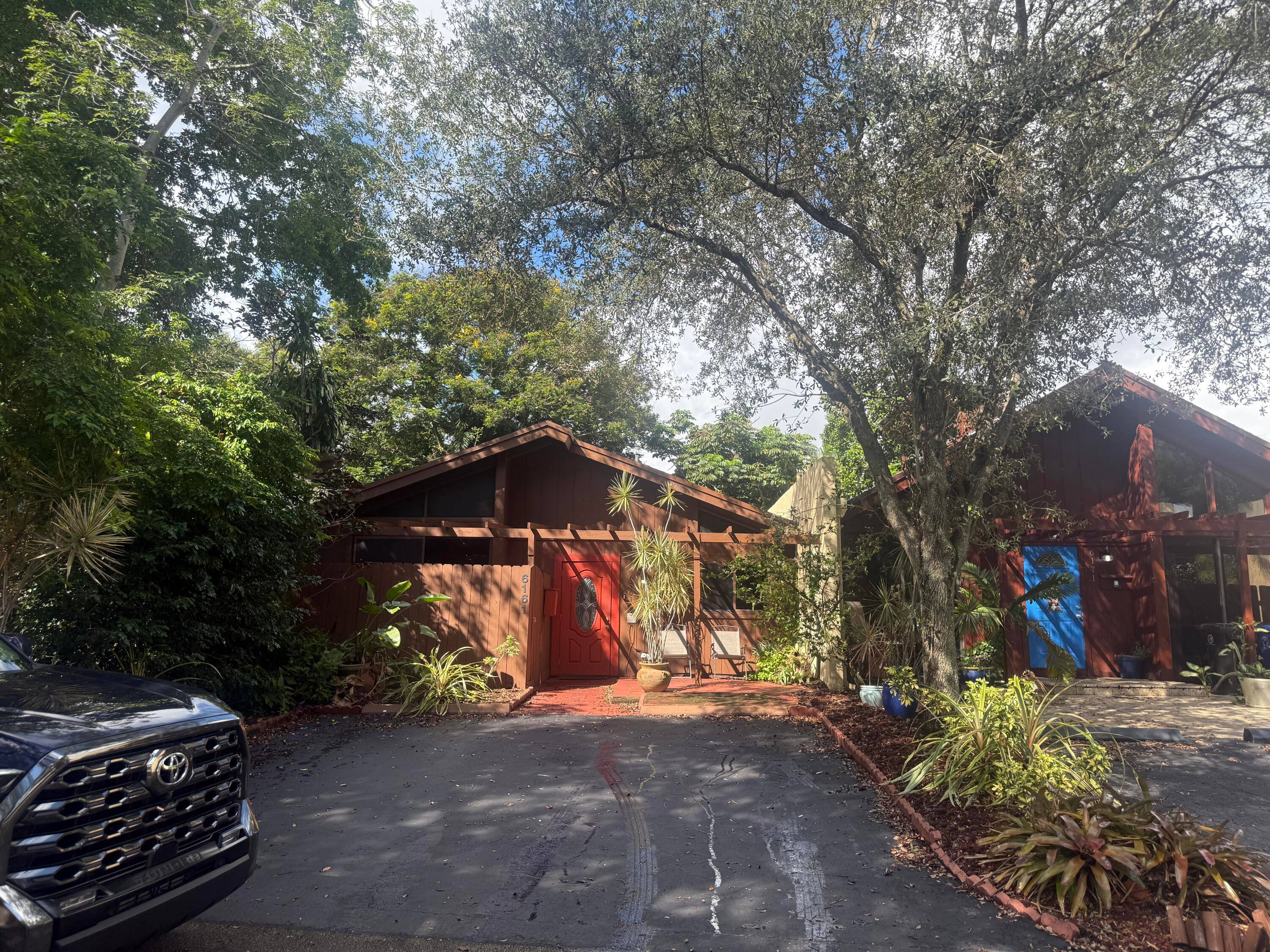 Charming two bedroom, two bath villa in a great Fort Lauderdale location.