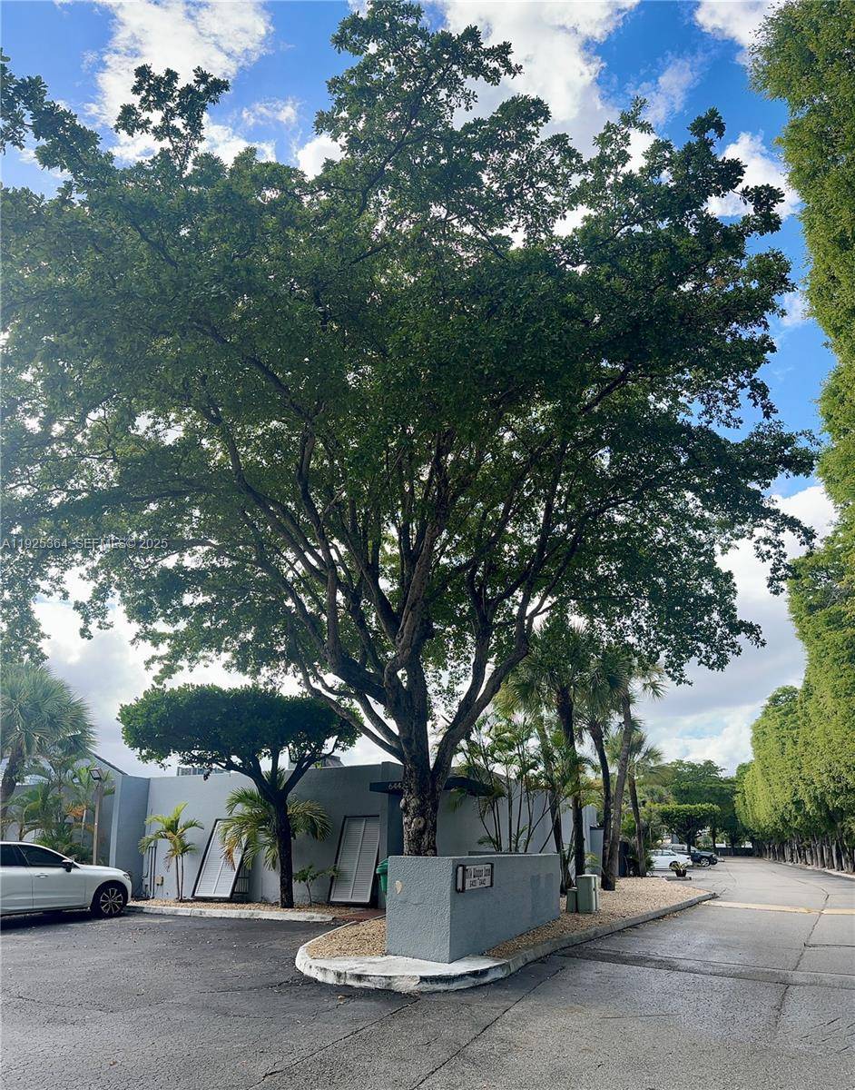 Welcome to the highly sought after Windmill Gate community in the heart of Miami Lakes.