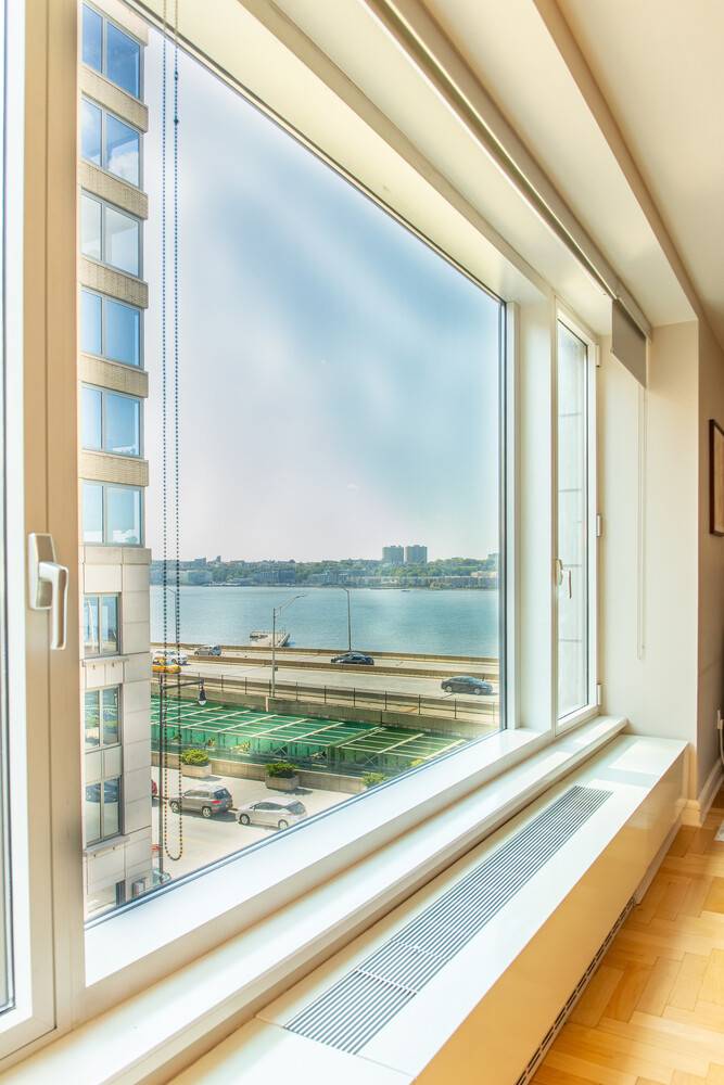 Price reduced to SELL ! Welcome to your private oasis at 240 Riverside Boulevard, Apt 5J, located in the prestigious Heritage Condominium on Riverside Park.