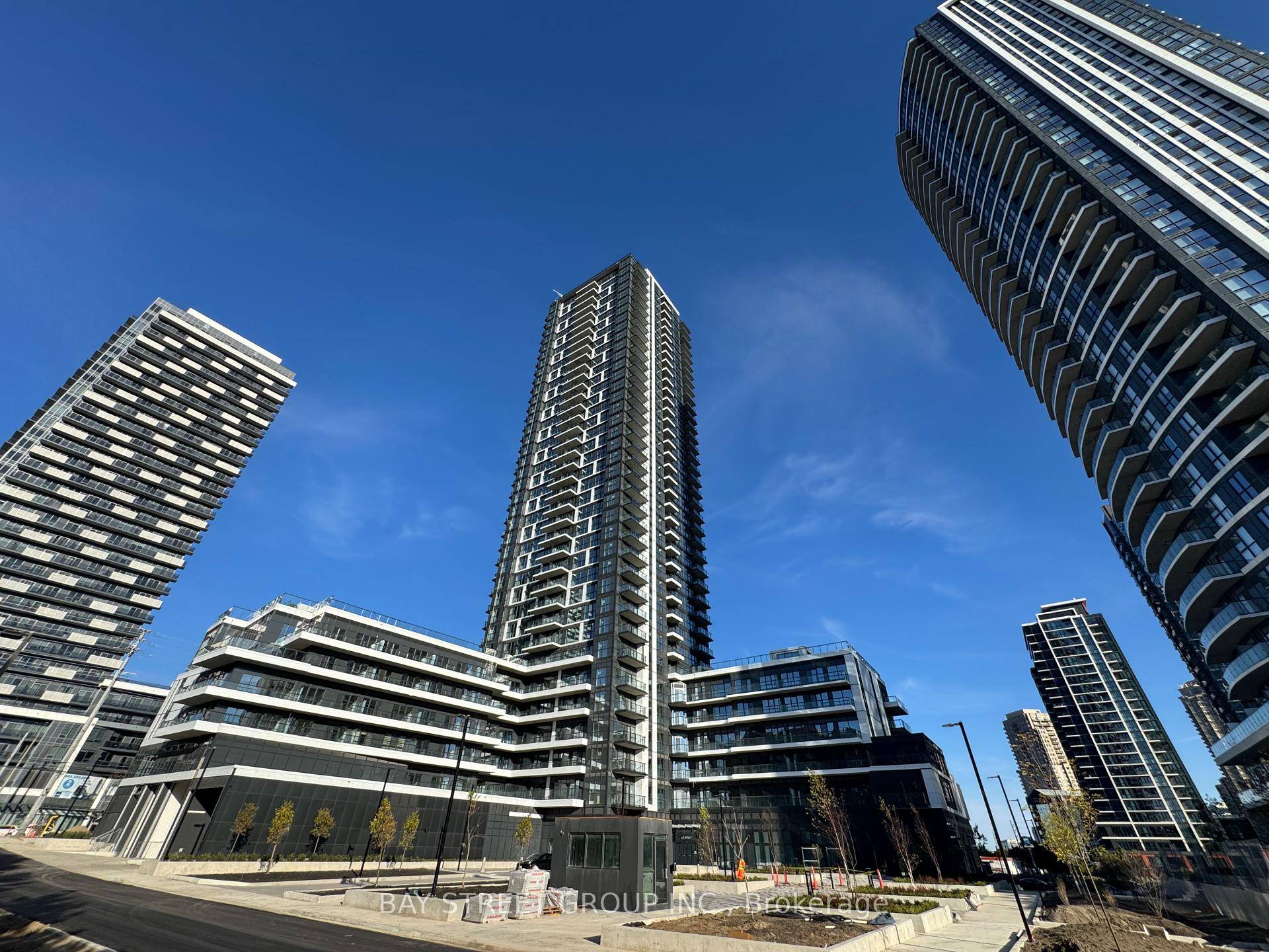 Stunning amp ; Spacious 1 Bedroom Den in Central Mississauga !