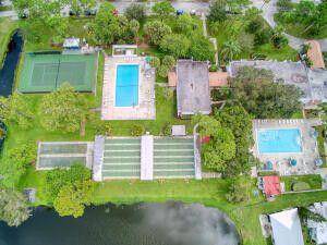 Welcome home Seniors to this perfect community with a 9 hole private golf course, 2 swimming pools, tennis, pickle ball and 45 other activities.