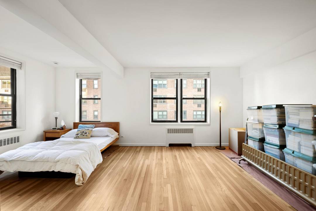LARGE amp ; BRIGHT CONVERTIBLE 1 BEDROOM IN THE HEART OF GREENWICH VILLAGE !