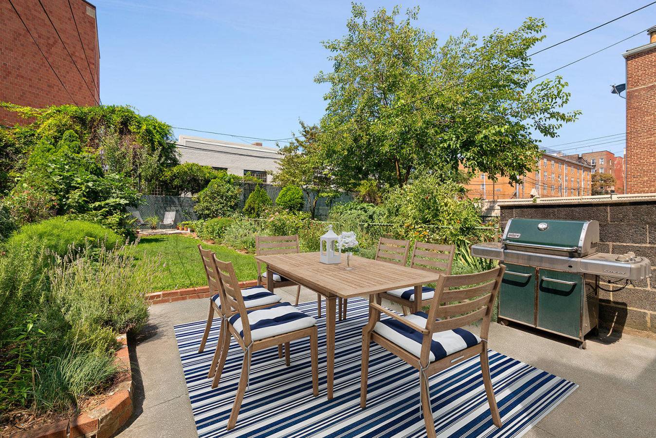 This classic rowhouse, built in 1910 and gut renovated in 2007 by award winning architect Suchi Reddy of Reddymade Architecture and Design combines elements of simplicity and space to create ...