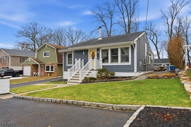 Beautiful, well maintained home located in the highly desirable White Meadow Lake community !