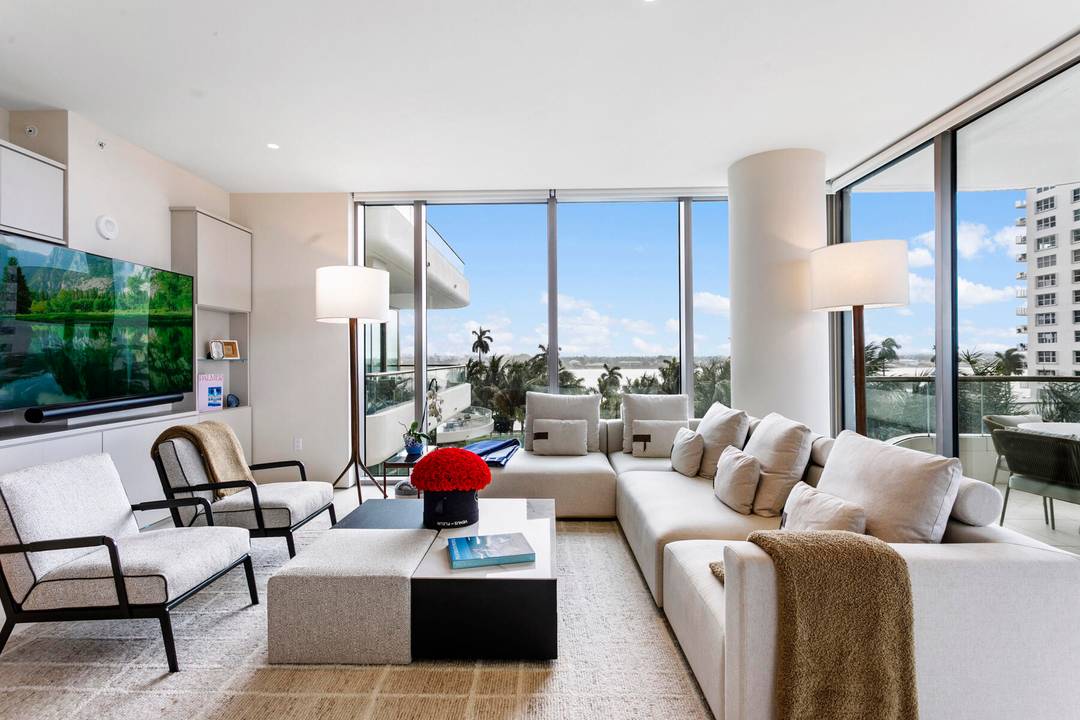 La Clara residence 402 offers a one of a kind oversized floorplan, thus providing the largest format 2 BR 2.