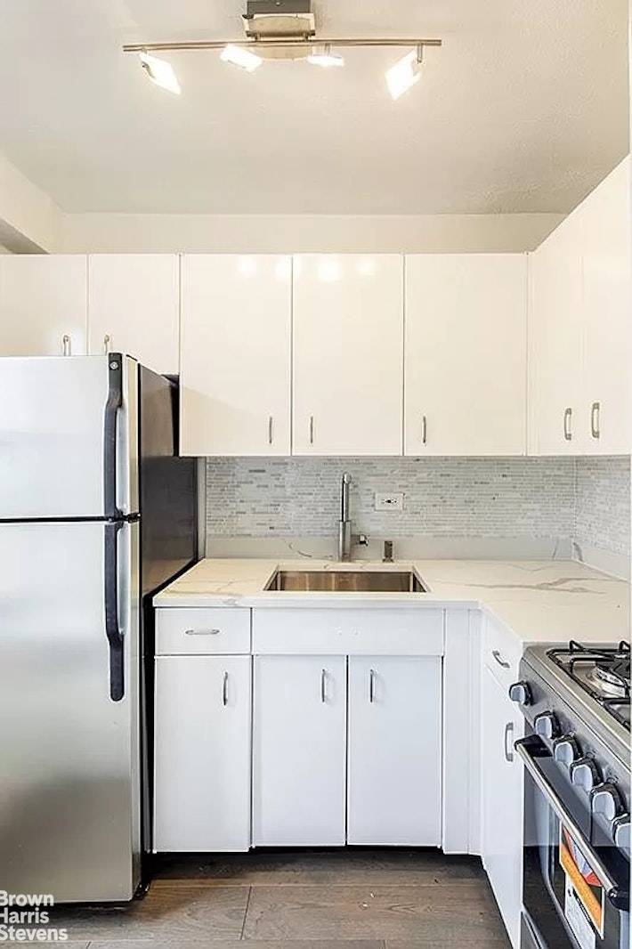 Perched high on the 14th floor of The Salem House, this sun filled alcove studio offers a refined blend of modern comfort and classic Upper East Side charm.