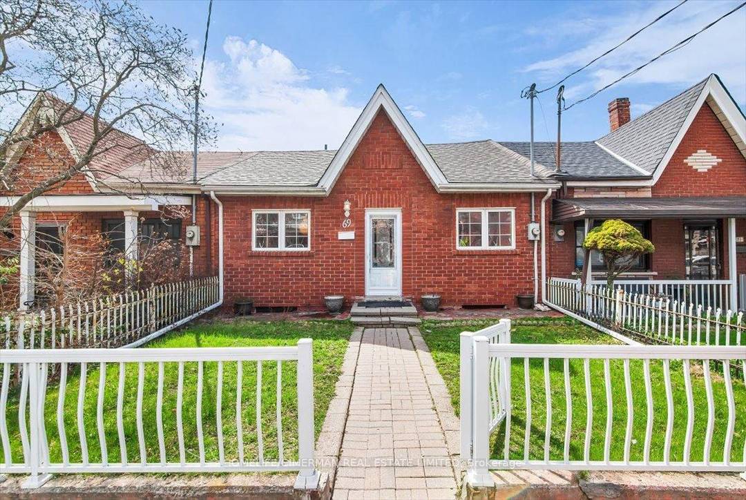 Opportunity comes knocking in Trinity Bellwoods area.