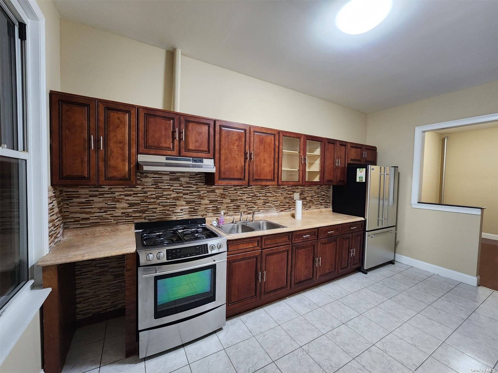 Very bright two bedrooms, 1 bathroon Apartment, close to shops, restaurants, transportation and more.