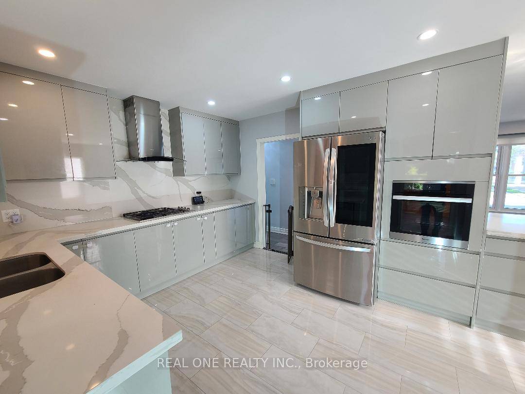 Bright And Spacious Main Floor House In Prime Richmond Hill Location.