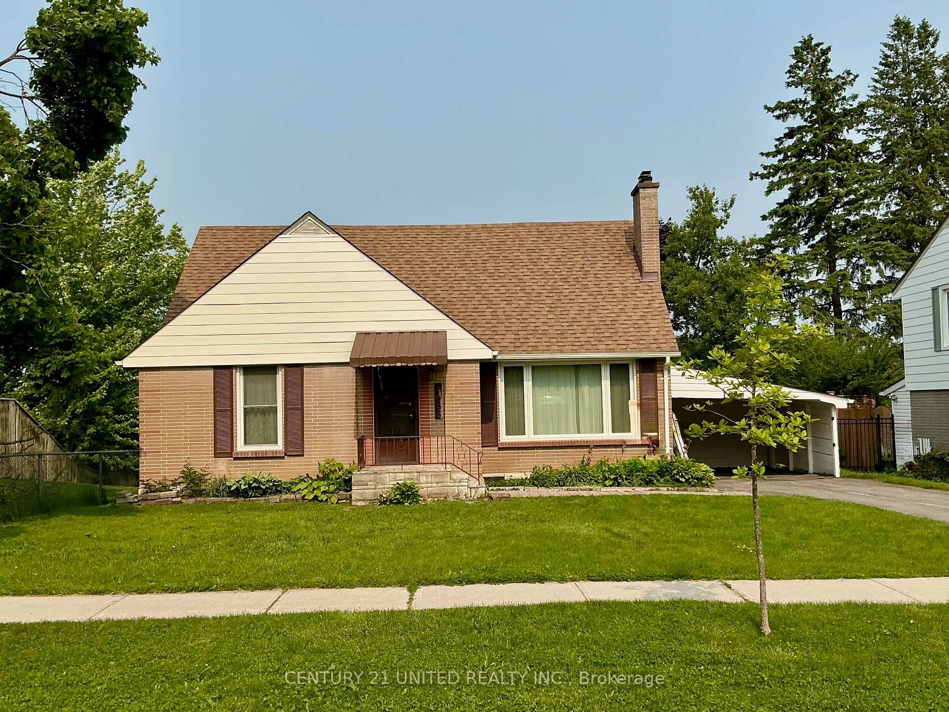 This 1. 5 storey West End home is located in the desirable Westmount area on a quiet street.