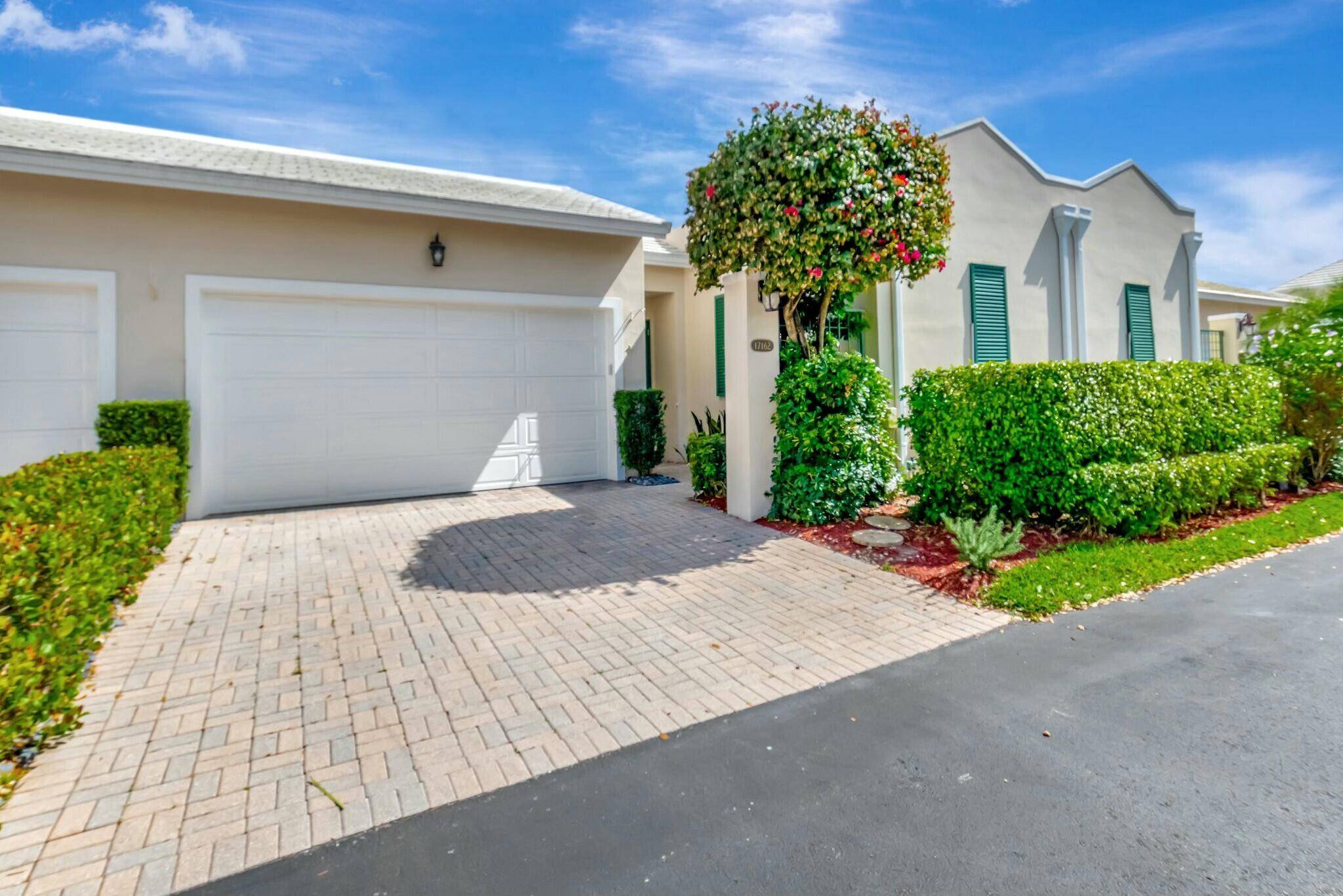 Fabulous 3 bed 3 bath court yard home ready to move in !