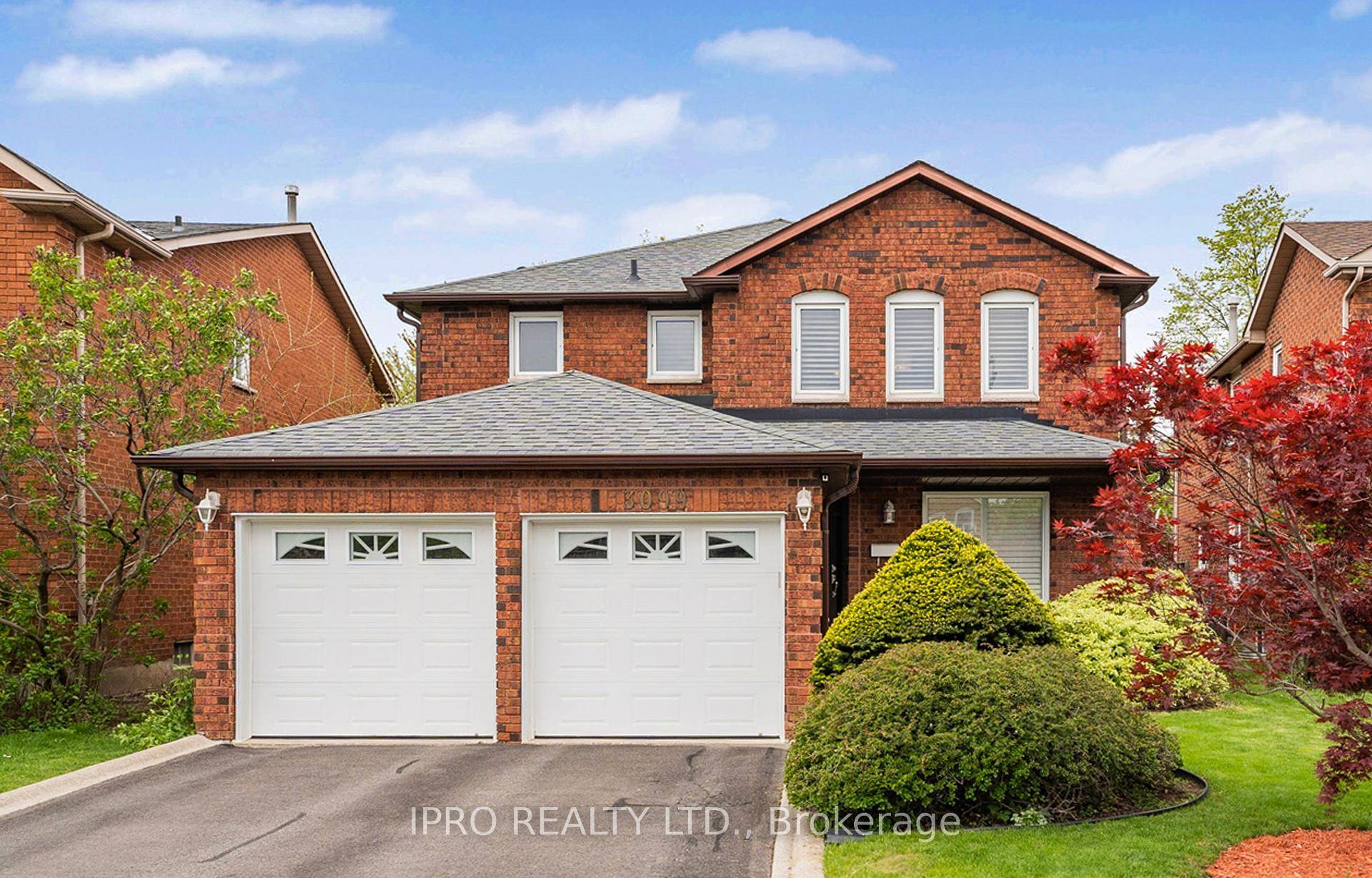 ERIN MILLS GEM This Executive Home Speaks Style and Grace.