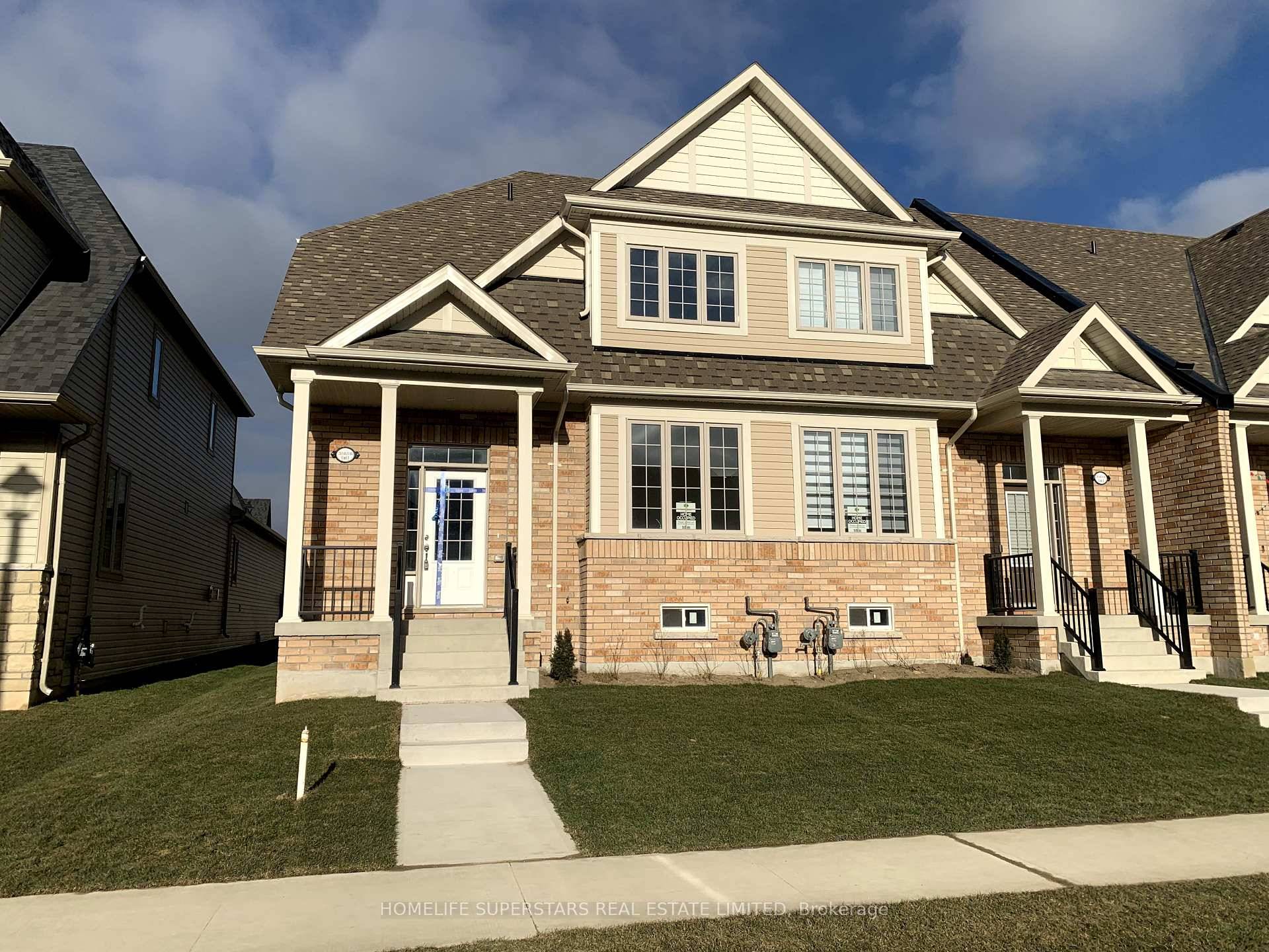 Fabulous New Two Storey End unit Townhouse like Semi in new Storybrook subdivision in Beautiful Fergus, Very spacious 2100 sqft, with Three Bedrooms, Three Washrooms and Full size Double Garage.