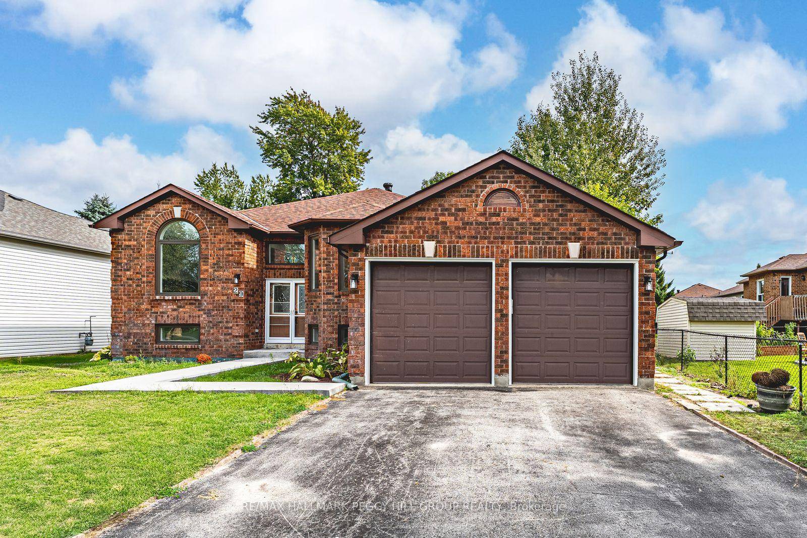 OVER 3, 400 SQ FT OF COMFORT, MODERN STYLE, amp ; FAMILY LIVING IN THE HEART OF WASAGA BEACH !