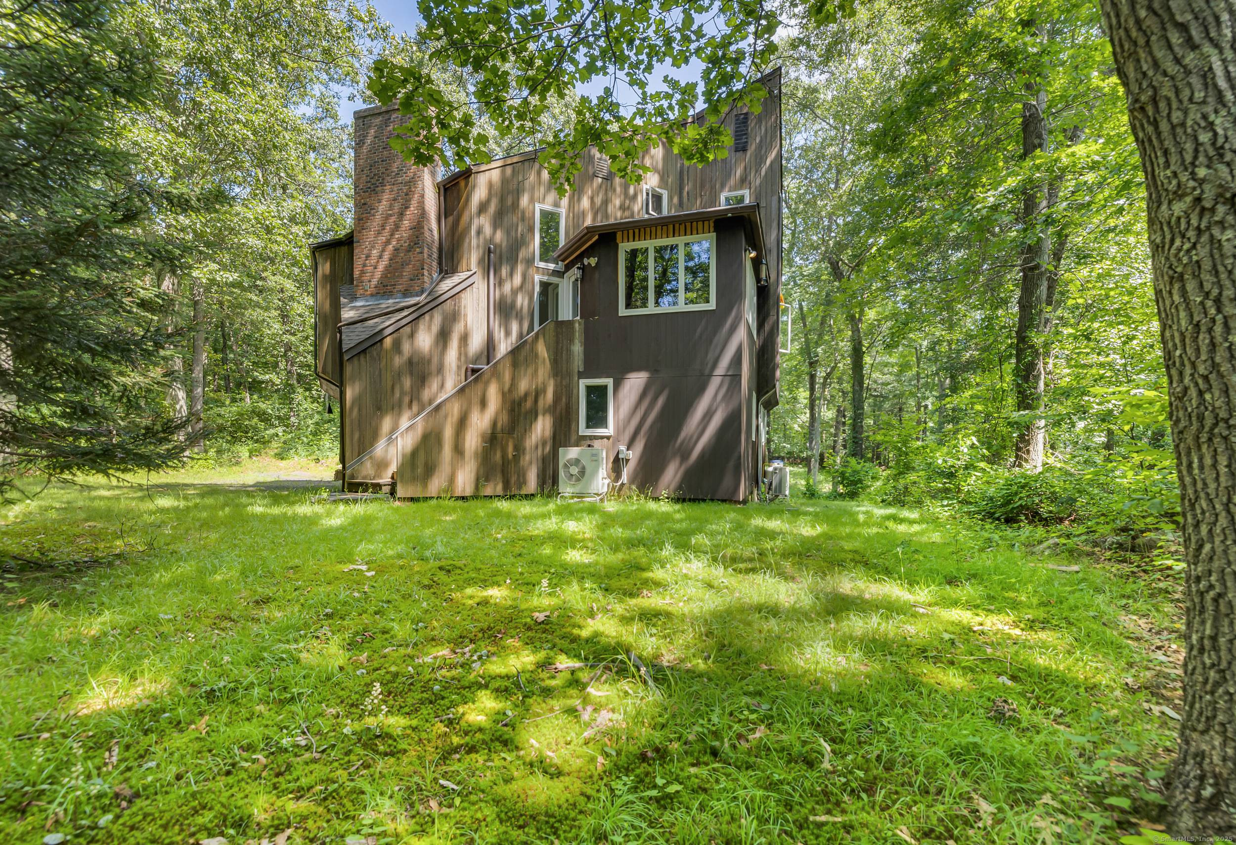 Designed by renowned local architect Gus Dudley and interior designer John Gerson, this striking contemporary home is peacefully nestled among the trees in the private enclave of Robinson's Woods in ...