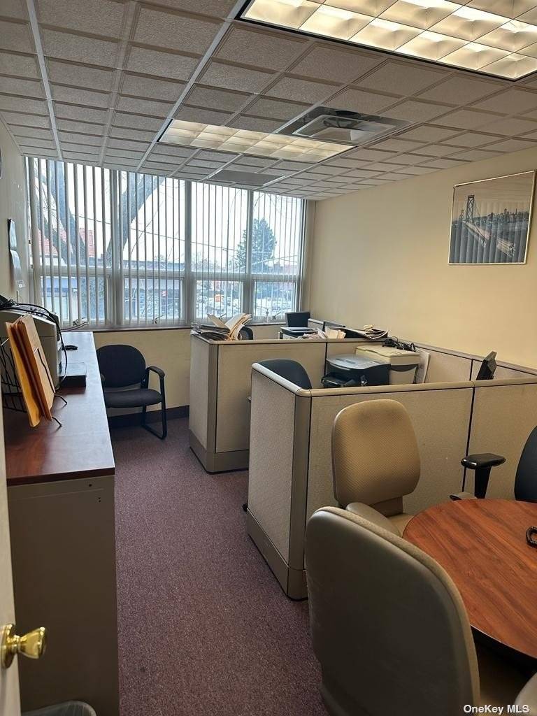Excellent 1000sqft 2nd fl office space at the corner of Hillside Ave Francis Lewis Blvd.