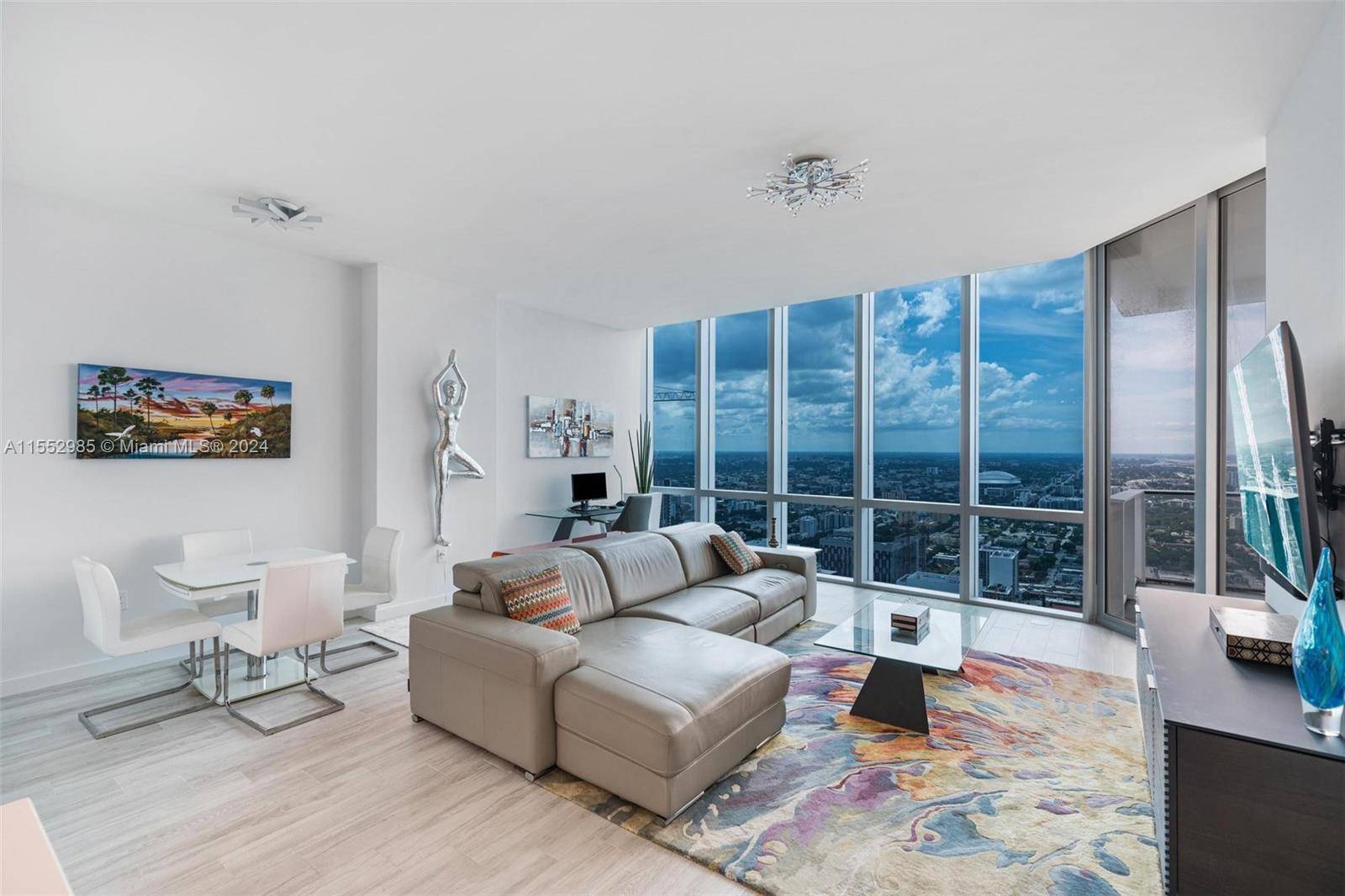 Welcome to this amazing 2bed 2bath 1, 366 sq ft with stunning water, city skyline views in Paramount Miami.