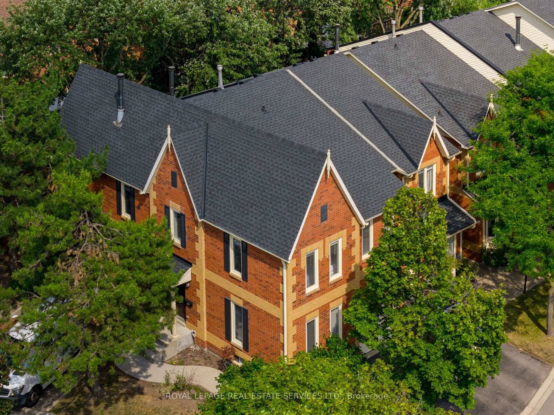 Welcome to this beautifully updated end unit townhome in Oakvilles desirable Avonlea Estates in Wedgewood Creeka well managed, upscale condominium complex surrounded by mature trees amp ; professionally landscaped grounds.