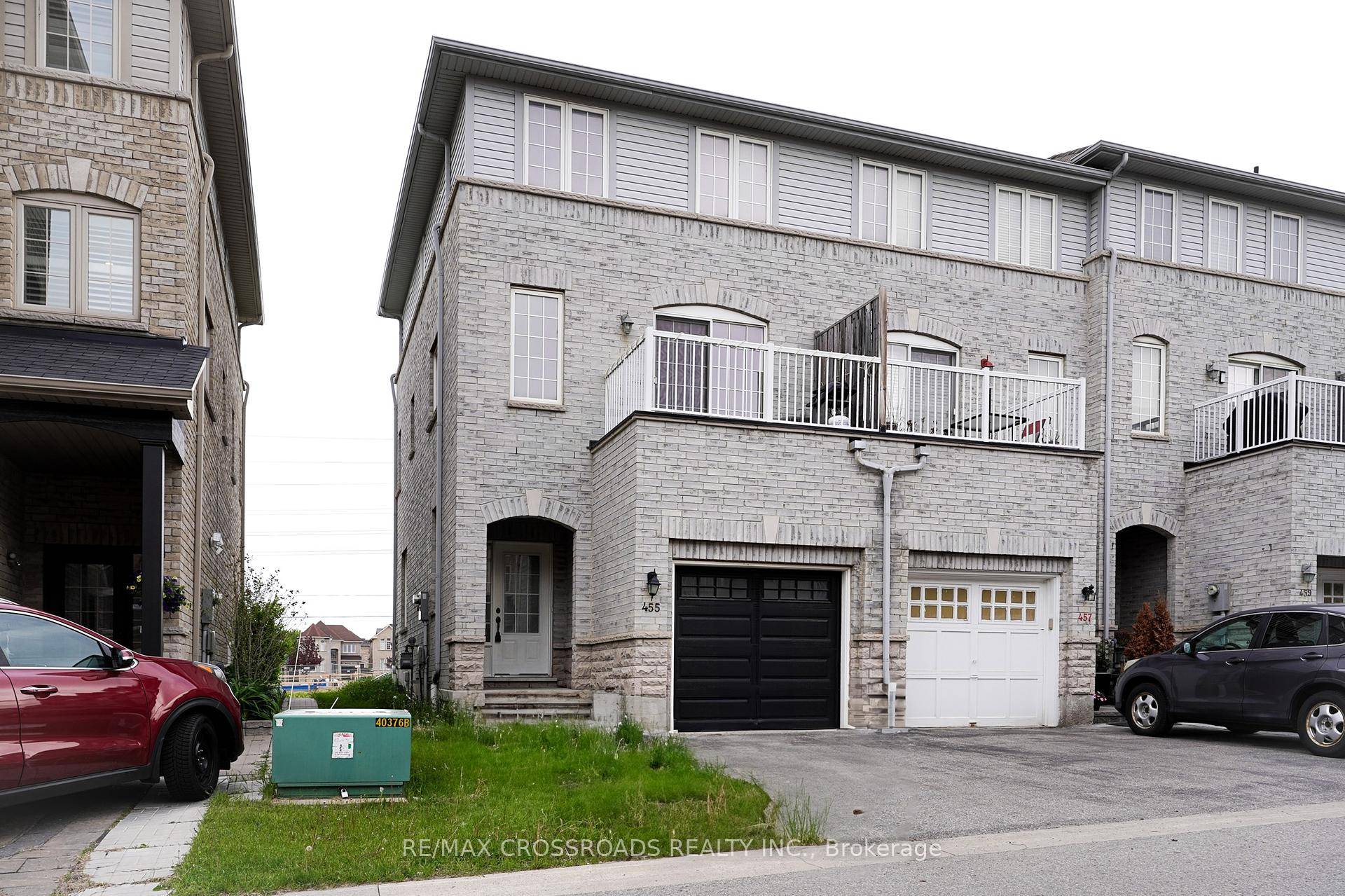 Move In Ready. End unit like semi detached in the desirable family community.