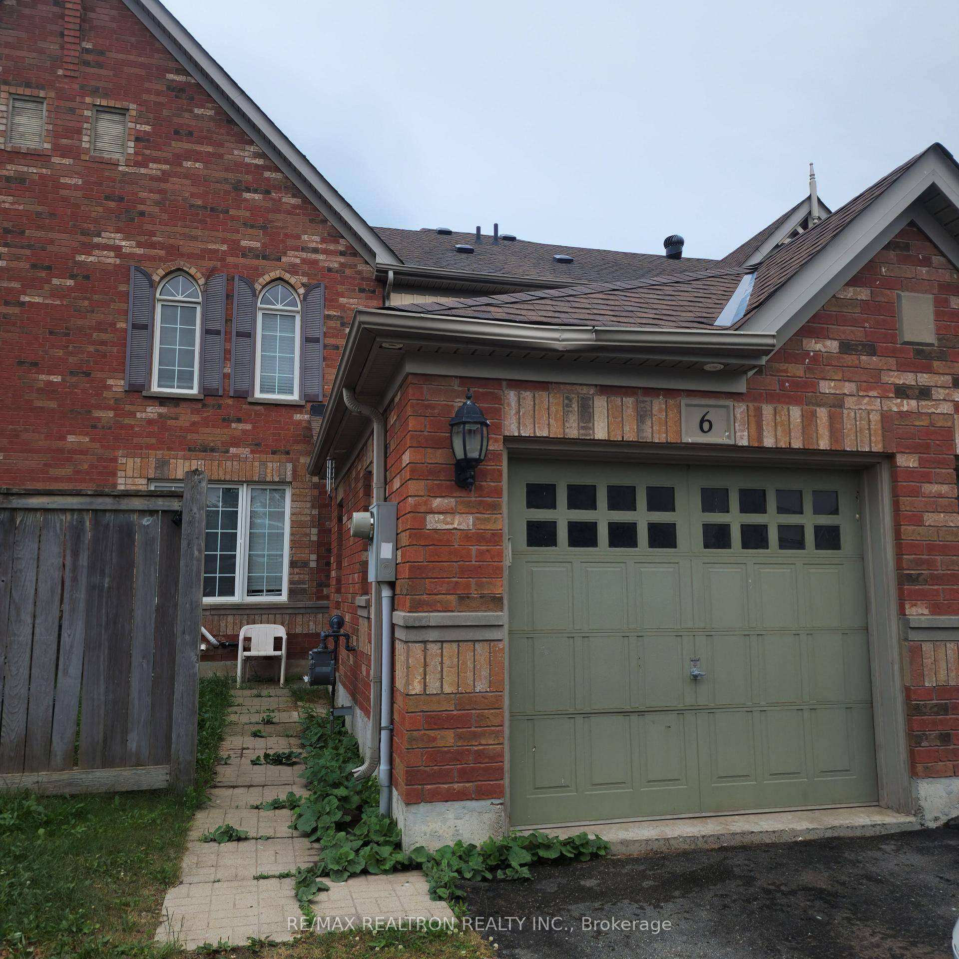 Bright And Immaculate Townhome In A Prime Location !