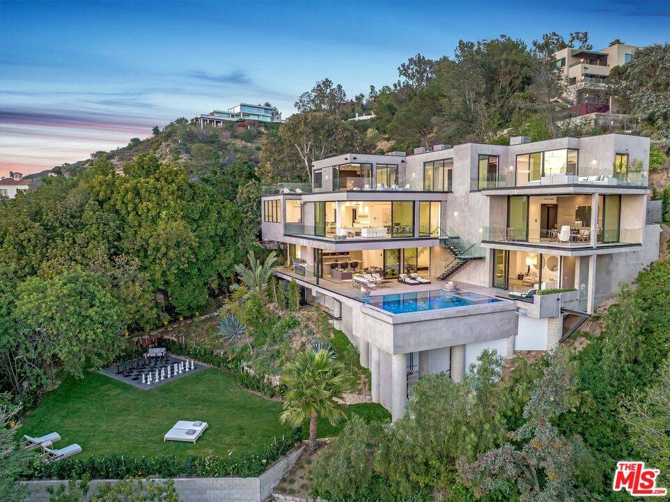 9406   LLOYDCREST DR Beverly Hills LA