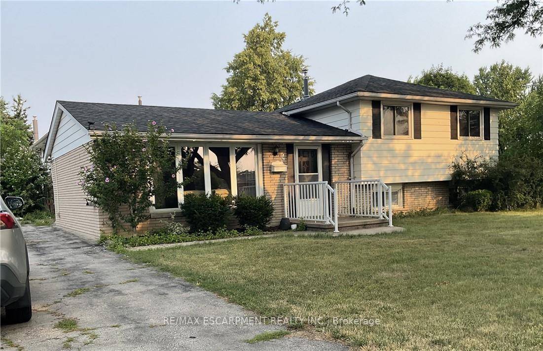 Beautiful oversized corner lot 3 level side split single family home in west mountain area, 4 bedrooms and 2 full bathrooms, laminate flooring, separate entrance to basement, minimum 6 parking ...
