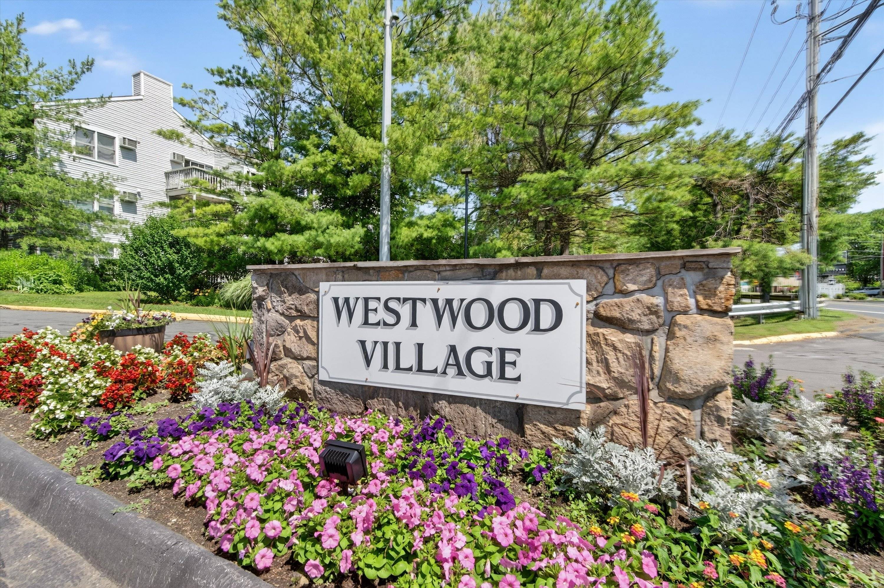Come see this pristine open floor plan unit located in the highly sought after Mill Plain neighborhood !