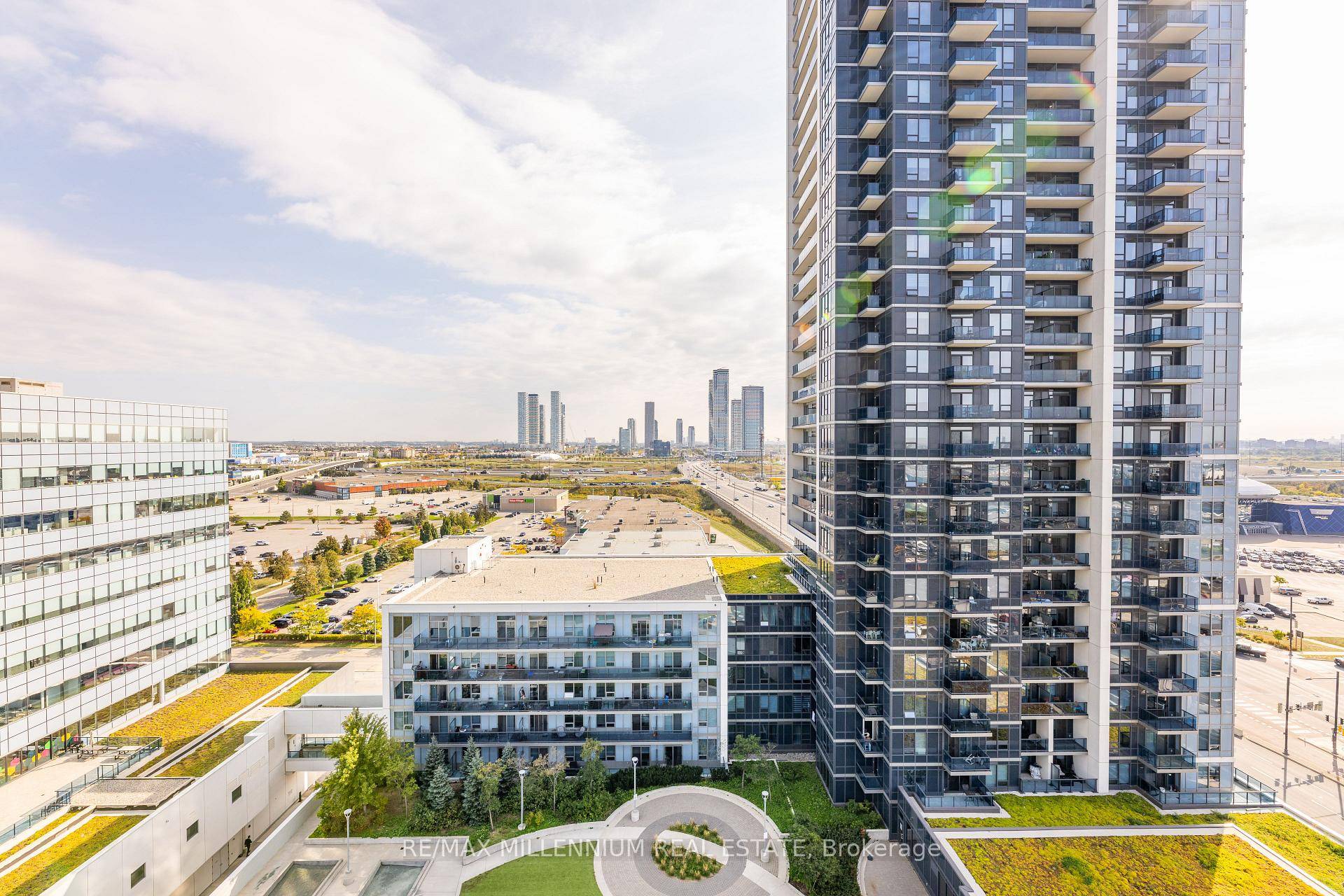 ! ! Ultimate Vaughan Lifestyle 1 Bedroom Den !