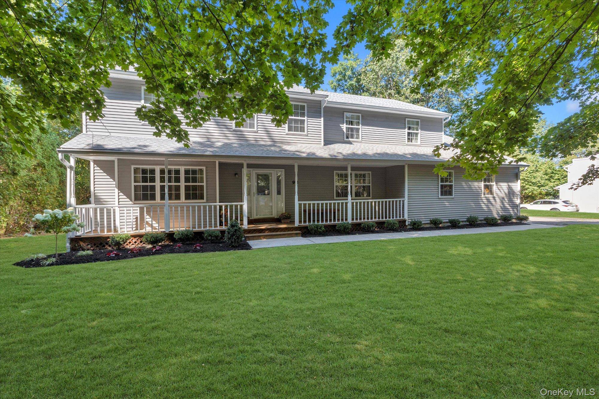 Fabulous, Huntington, Sprawling Colonial !