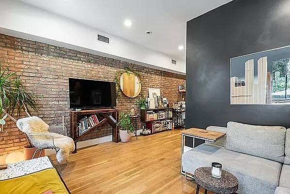 1 Bedroom, 1 Bathroom cozy, stylish, and freshly renovated Private Backyard your own outdoor escape grill, garden, chill Exposed Brick texture, charm, and classic Brooklyn vibes Contemporary Finishes modern updates ...
