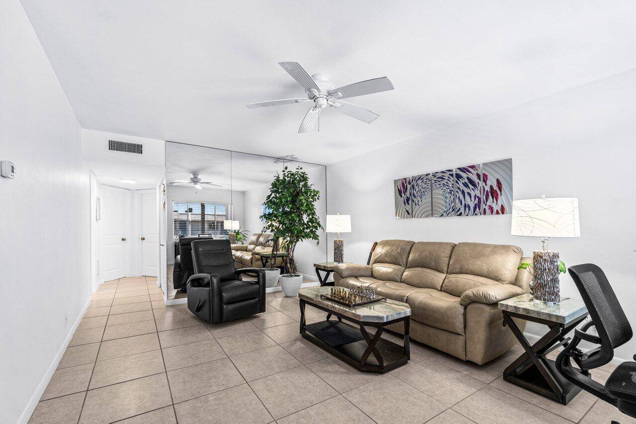This is the 2 bedroom 2 bathroom unit in Murry Hills you have been waiting for !