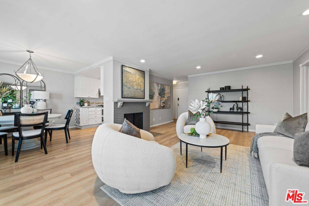 2320  S Bentley Ave 2BR La