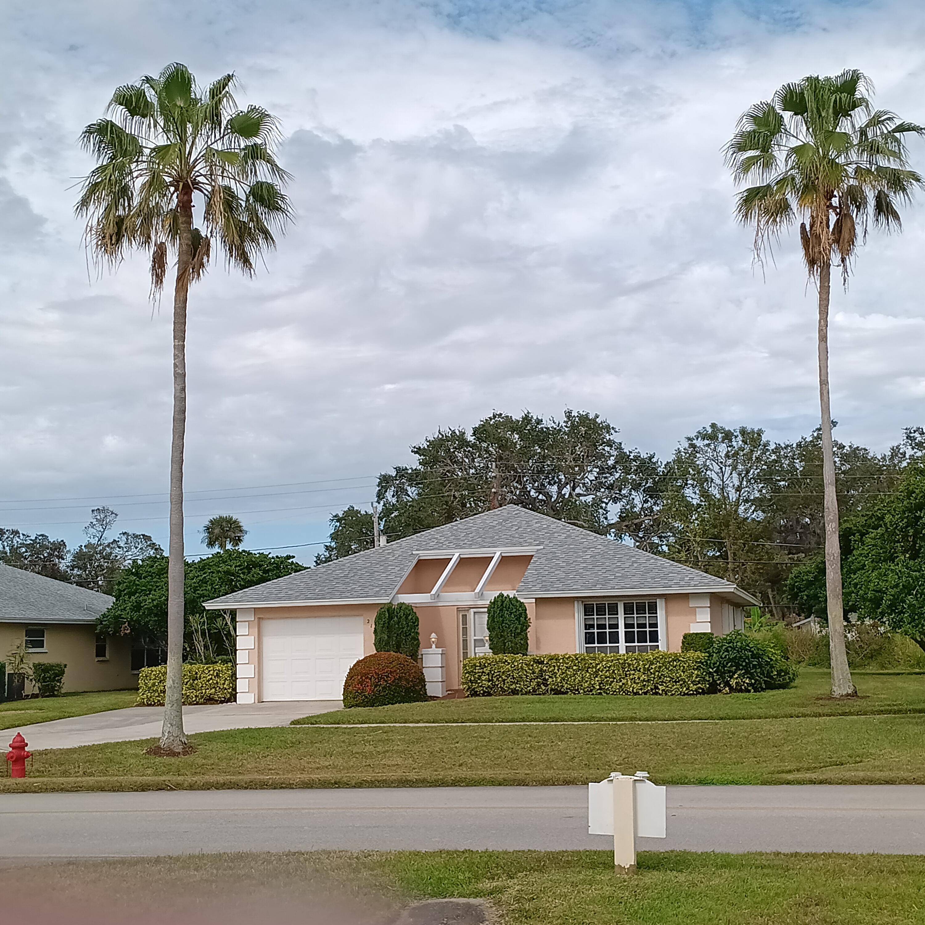REDUCED PRICE This Garden Home inside Grove Isle has over 1700 sqft of air conditioned living space with a wide open feel featuring vaulted ceilings.