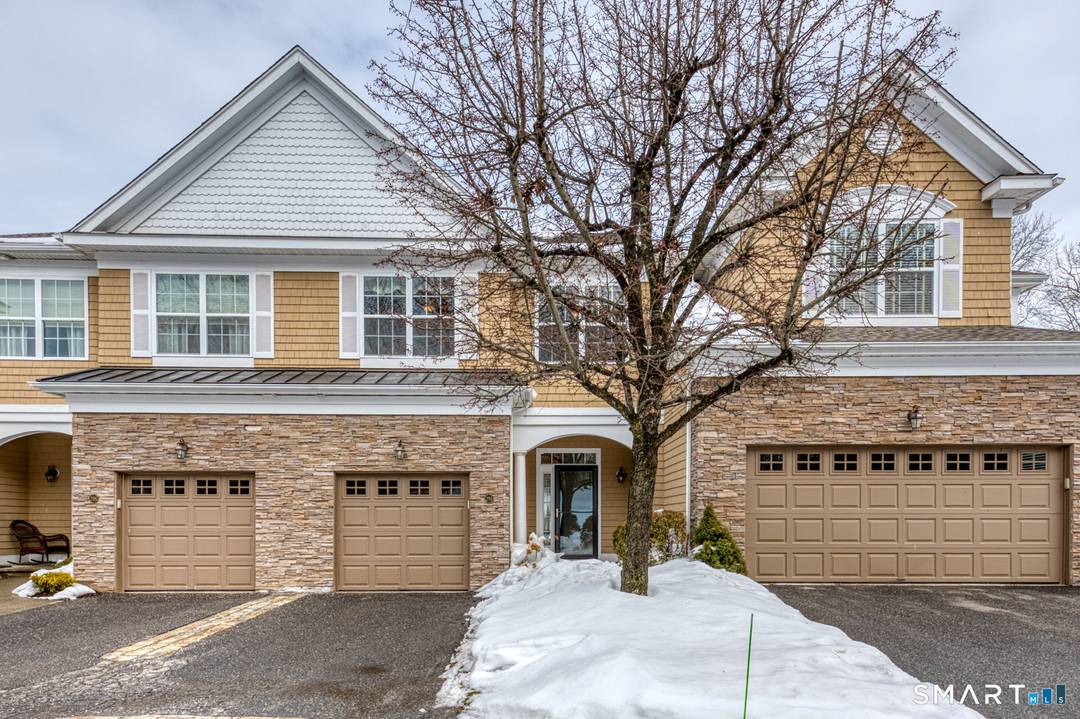 Experience refined living in this pristine townhouse located in Litchfield's exclusive Hunter's Chase community.