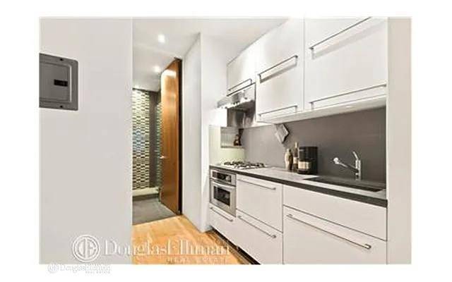 Stylish East End Avenue Gem Perfect Investment Opportunity Don't miss this thoughtfully designed and impeccably appointed residence in the charming enclave of East End Avenue.