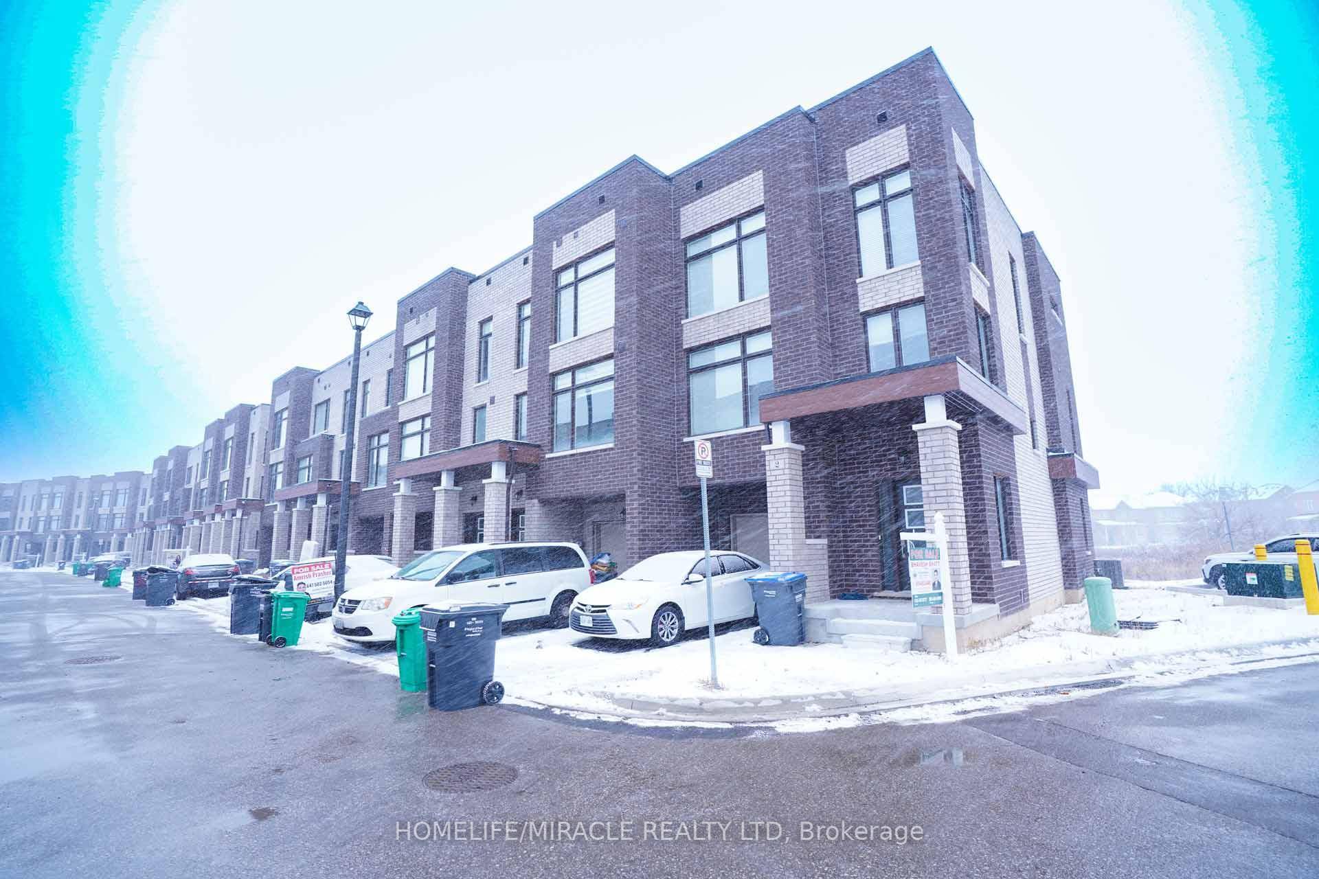 2541 sq ft., 5 Bedrooms with 5 washrooms, large pie shape corner unit townhome backing into Ravinelocated in a very prestigious neighborhood credit valley community surrounded by luxurious detachedhomes.