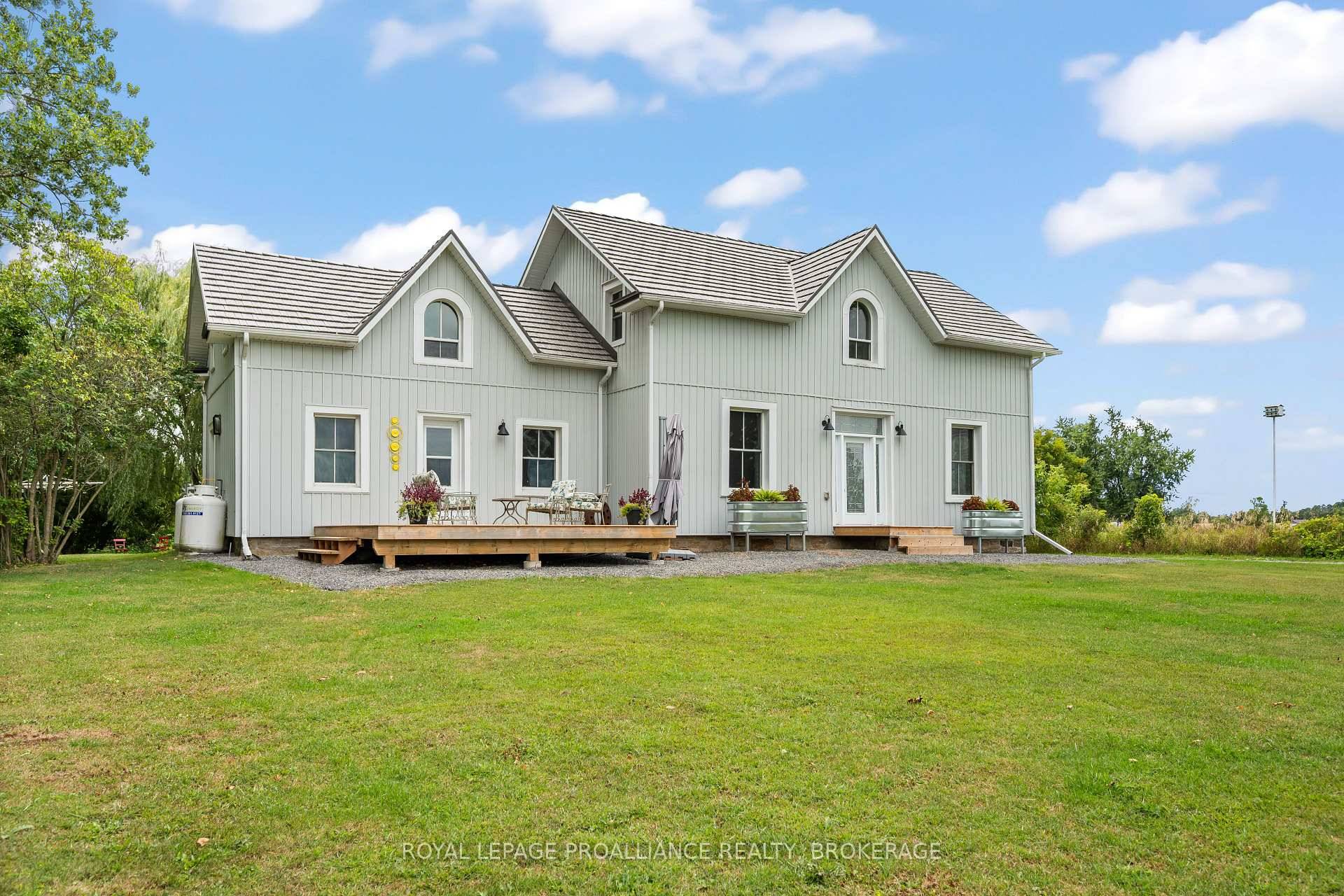 Country charm close to Kingston and Gananoque.