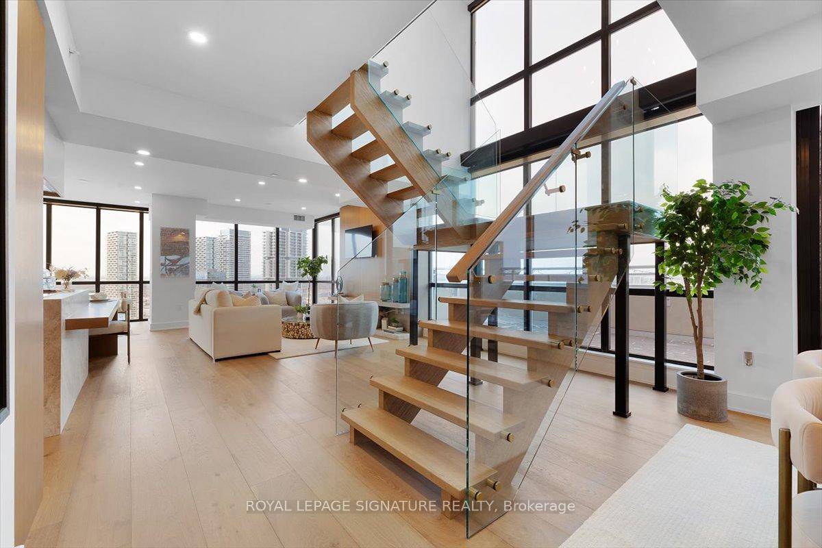 Rare 3Br 4Baths 2 storey penthouse.