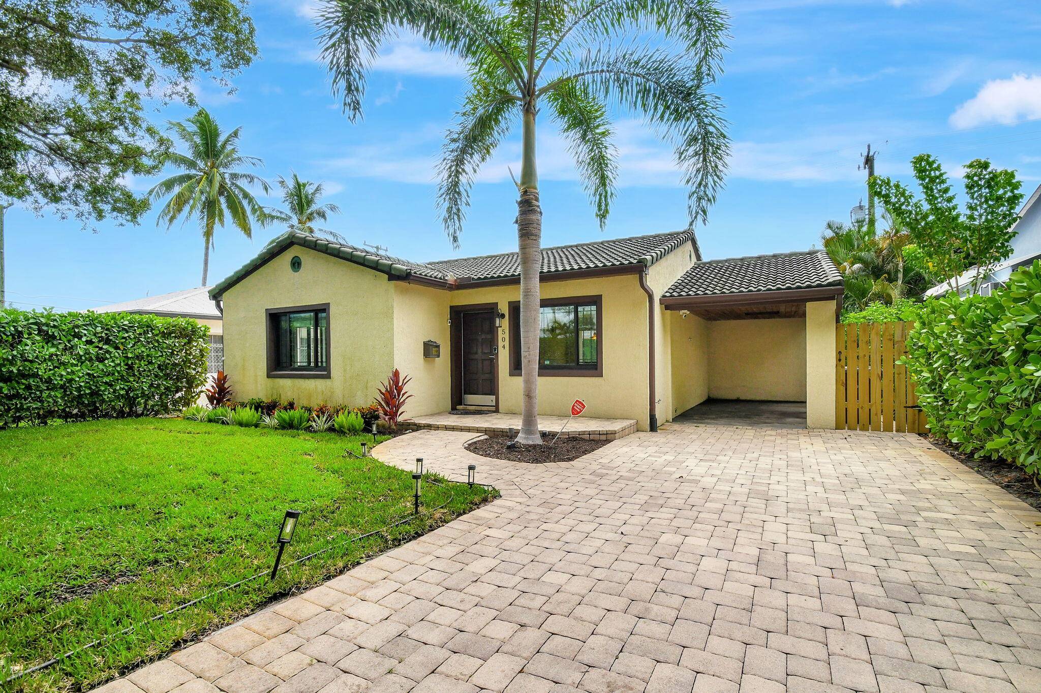 This Charming Single family home in historic Northwood Harbor is a must see !