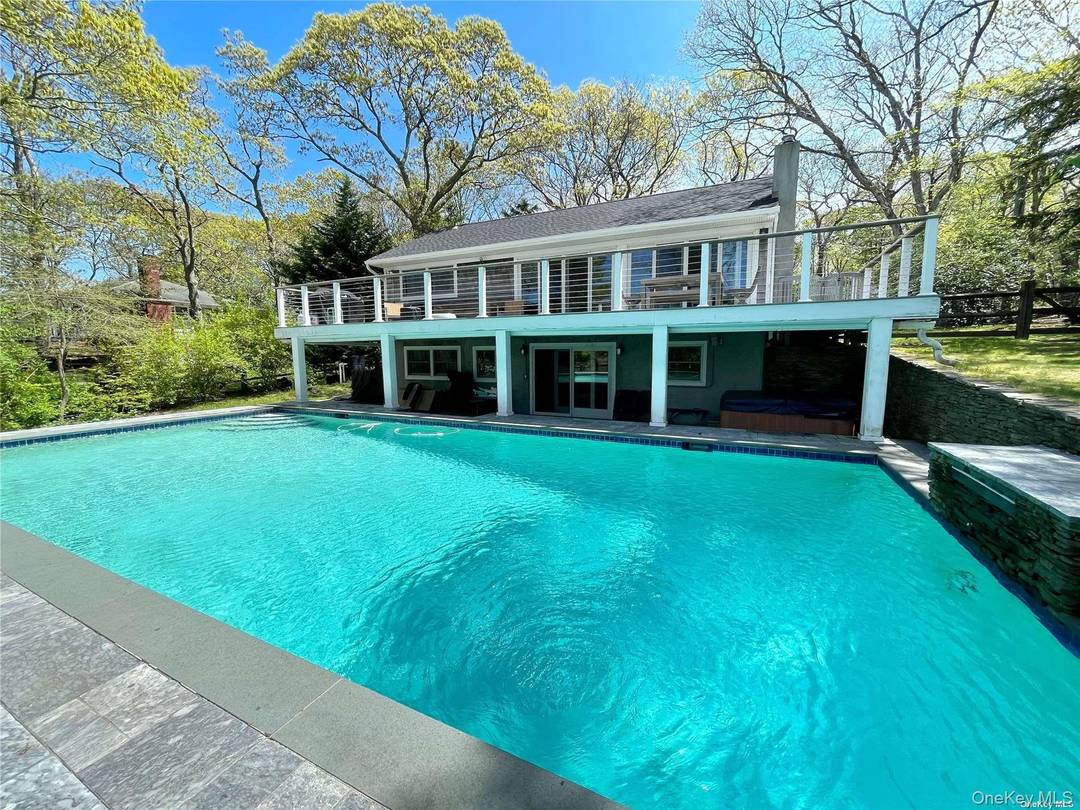 Experience easy, breezy Hamptons living in this quintessential summer retreat !