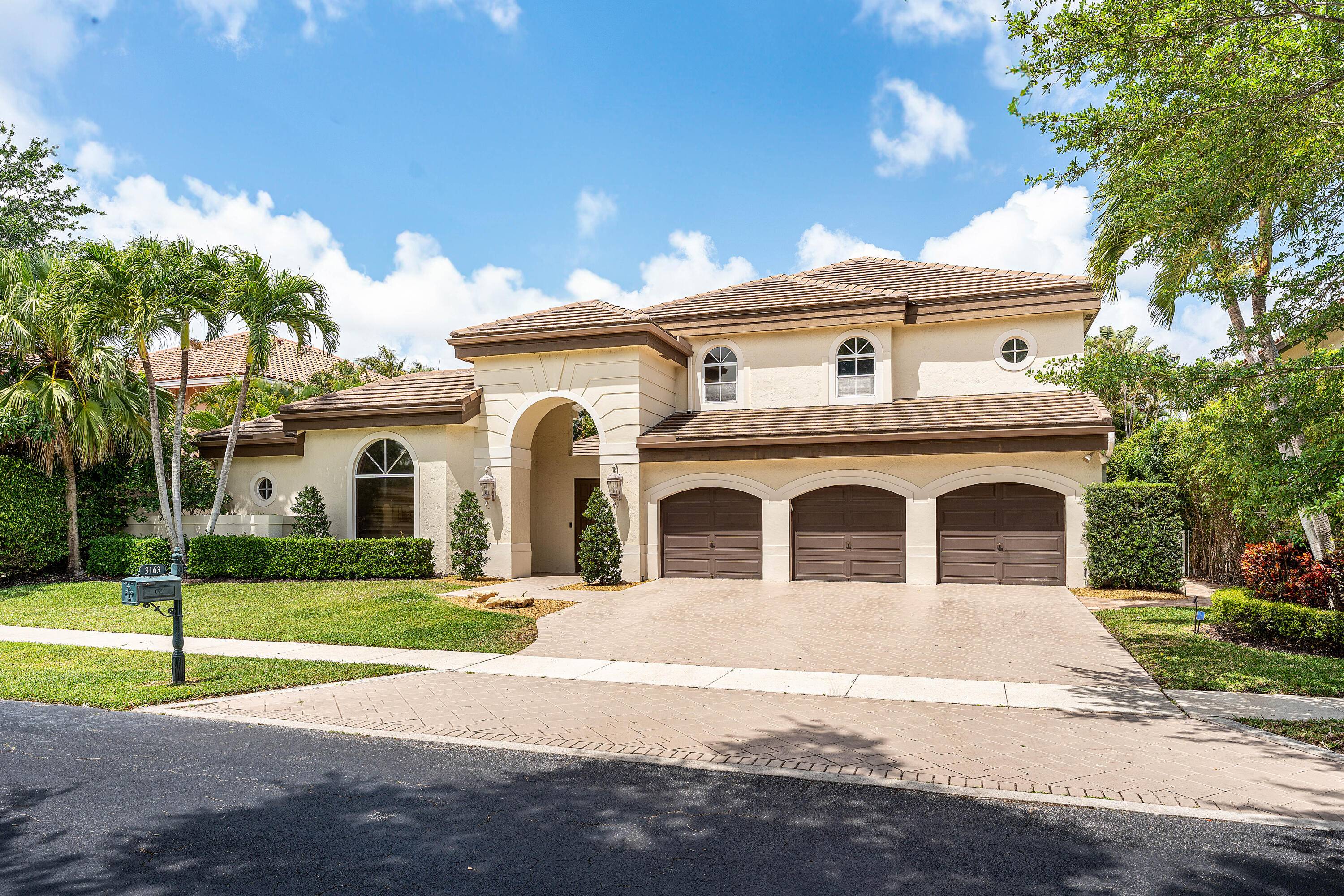 Beautifully Renovated Courtyard Pool Home in Seasons of Boca Raton !