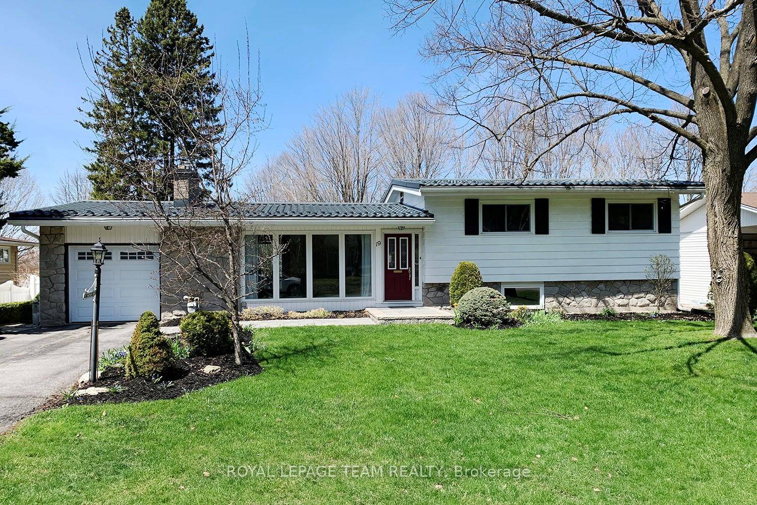 OPEN HOUSE Saturday, May 10 2 4 pm Welcome to 19 Pinepoint Drive, a lovely split level gem on very quiet street in the sought after community of Lynwood Village, ...